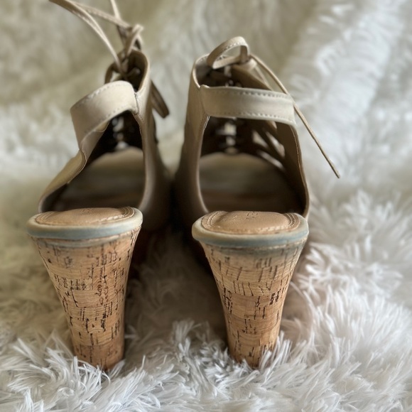 Kate Perry Wedges - Picture 3 of 3